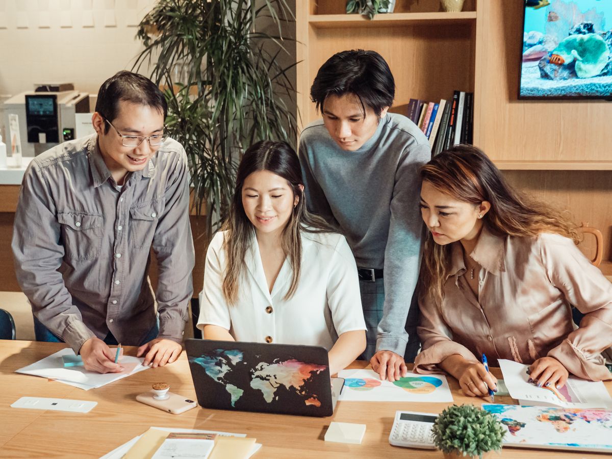 Personnes travaillant ensemble — la formation comme levier d'émancipation