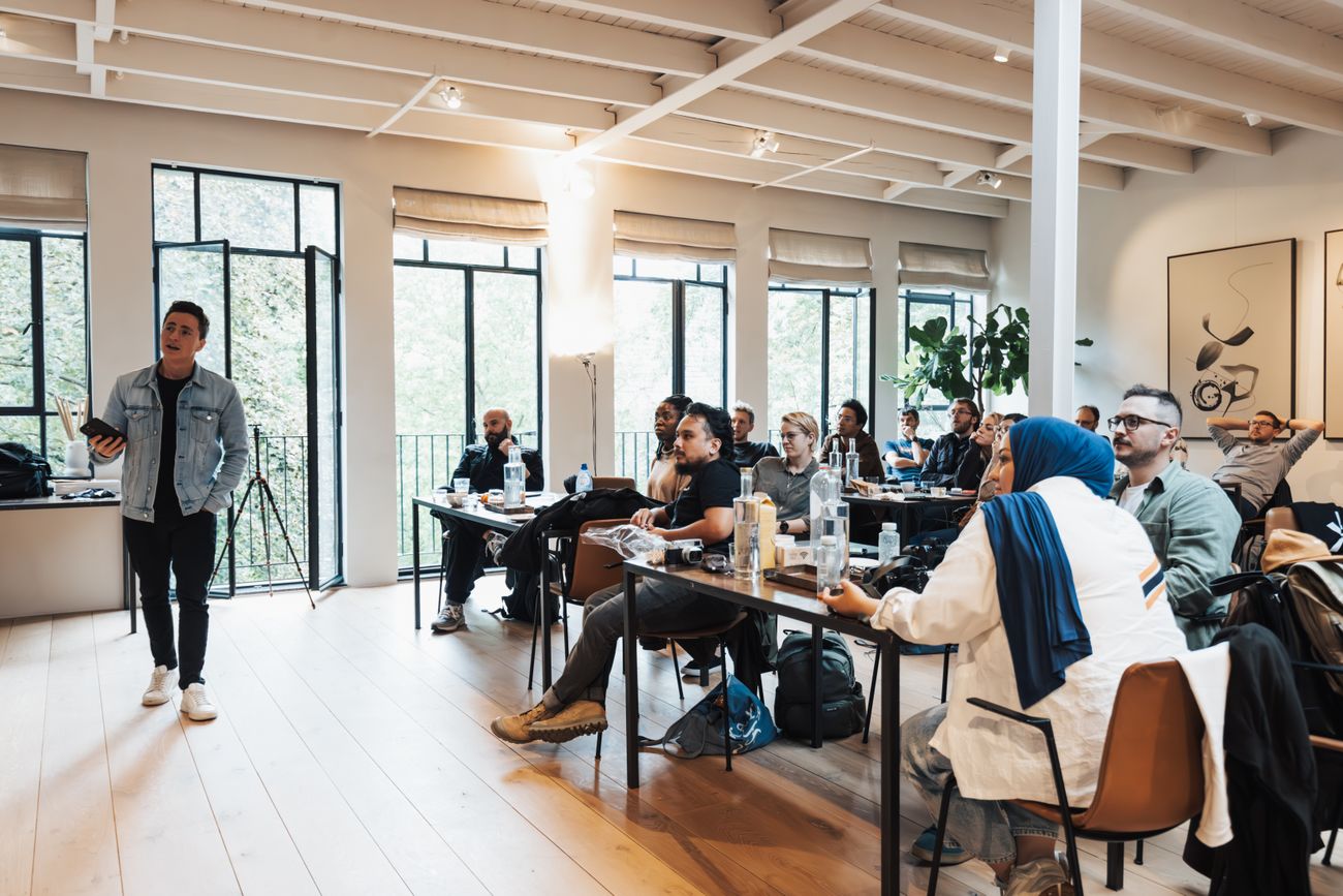 Adultes en formation professionnelle, attentifs à un formateur