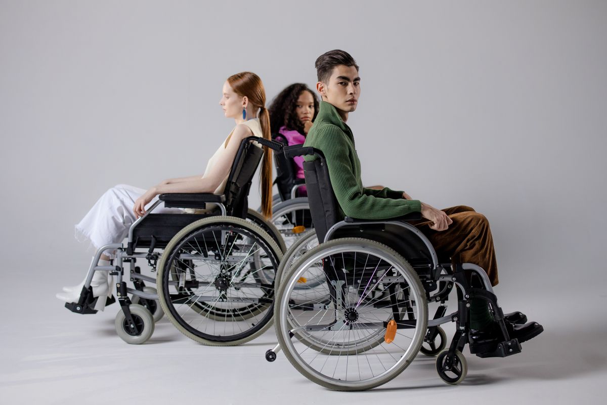 Personnes en fauteuil roulant — engagement inclusion et accessibilité