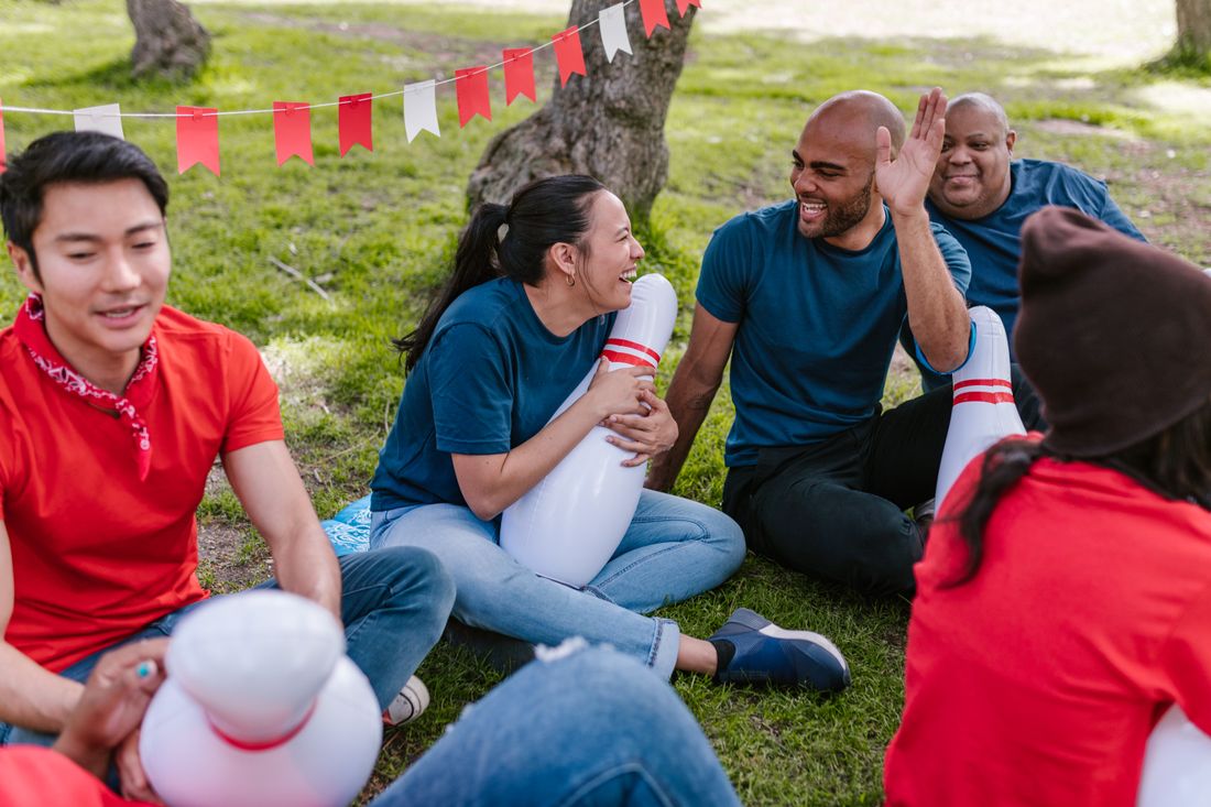 Participants complices et souriants pendant une activité d'équipe
